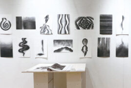 「他者理解」をテーマとし、一人ひとりの深層心理を木炭で表現した本